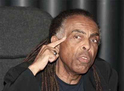 Gilberto Gil, ex ministro brasileño de Cultura y reconocido músico brasileño, asegura que ni la edad ni su paso por la política han minado sus ganas de cantar. Además, apunta que sólo volvería a formar parte de un gobierno "si sintiera necesario hacerlo", explica a EFE. Gil dejó hace casi un año el puesto de ministro en el que estuvo durante cinco años y medio.