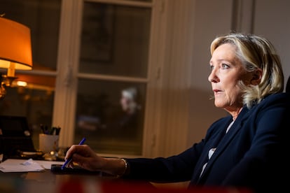 Marine Le Pen, este martes durante la entrevista con EL PAÍS, en su oficina en la Asamblea Nacional (París). 