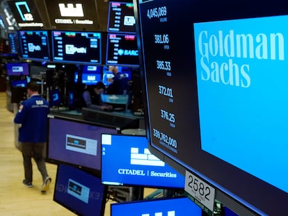 El logo del banco de inversión Goldman Sachs, en el parquet de la Bolsa de Nueva York en julio de 2021.