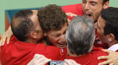 Lo integrantes del equipo espa&ntilde;ol felicitan a Carre&ntilde;o.