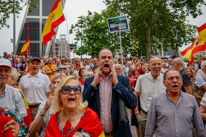 Manifestantes apoyan el paro de jueces y fiscales con gritos contra el Gobierno en los Juzgados de Plaza Castilla, Madrid, este miércoles.