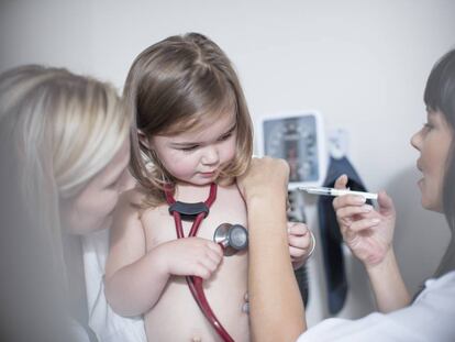 “Para evitar una epidemia de sarampión en España, hay que completar el calendario vacunal de los niños”