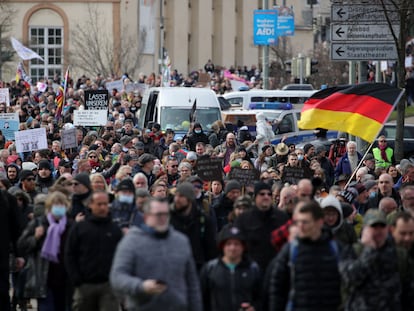 Manifestação contra as restrições para frear os contágios do coronavírus em Kassel.