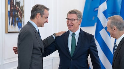 Alberto Núñez Feijóo con el primer ministro griego, el conservador Kyriákos Mitsotákis. DIEGO PUERTA (PP)