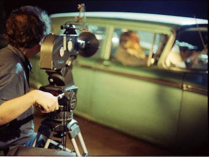 Raúl Ruiz, durante el rodaje de 'La telenovela errante'.