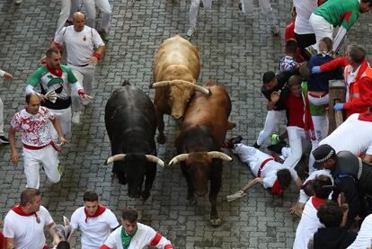 Los toros en el tramo del callejón, antes de entrar en la Plaza de Toros, durante el primer encierro de los Sanfermines 2022.