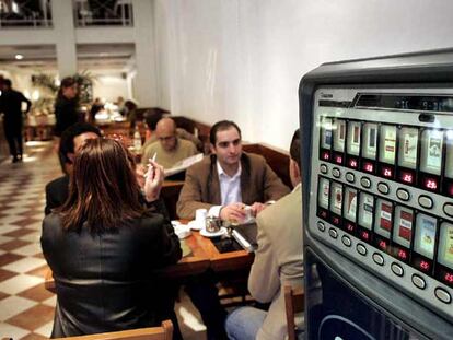 Clientes de un restaurante de Barcelona fumando antes de la aprobación de la ley antitabaco.