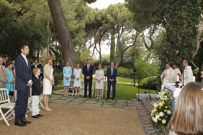 La ceremonia se celebró frente a la capilla del palacio de La Zarzuela. Estuvo presidida por los Reyes de España, que ocuparon un lugar destacado junto al altar, acompañados por los príncipes de Asturias y la infanta Elena.