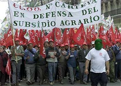 Cabeza de la manifestación contra la eliminación del subsidio agrario que ayer recorrió Sevilla.