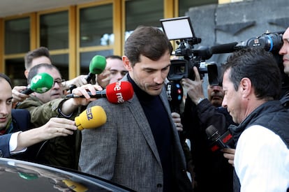 GRAF4364. MADRID, 09/03/2020.- El exfutbolista español Iker Casillas a su salida este lunes de la sede del Consejo Superior de Deportes, tras la reunión que ha mantenido con la presidenta del organismo, Irene Lozano. EFE/Rodrigo Jiménez