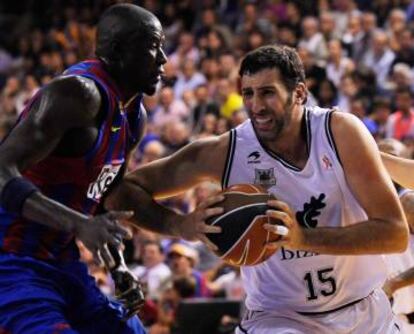 Mumbrú frente a Ndong en la final de Liga de 2011