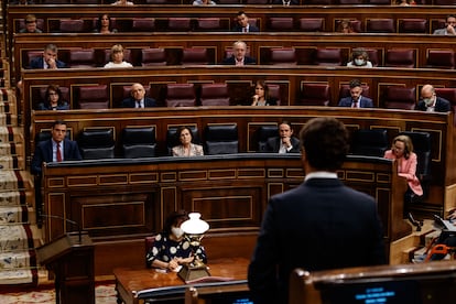 El presidente del Partido Popular, Pablo Casado, dirige una pregunta al presidente del Gobierno, Pedro Sánchez, durante la sesión de Control al Gobierno.