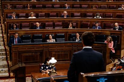 El presidente del Partido Popular, Pablo Casado, dirige una pregunta al presidente del Gobierno, Pedro Sánchez, durante la sesión de Control al Gobierno.