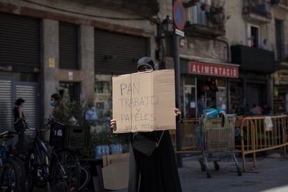 Protesta de Red Ciutat Vella frente a la oficina de asuntos sociales de Barcelona.