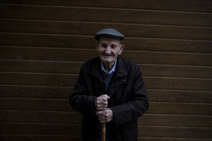 El tío Miguel, a punto de cumplir 98 años, está encantado con la idea de que se recuperen los olivos, con que haya más visitas al pueblo y frenar la despoblación. Parte de su familia, los Bespín, emigró a Venezuela en los años cincuenta a trabajar como agricultores, pero nunca abandonaron del todo Oliete.