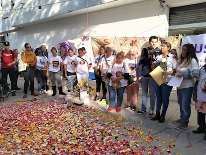 Jaqueline Palmeros (derecha) da unas palabras junto a miembros de su colectivo de búsqueda tras el hallazgo de los restos de su hija Jael Montserrat Uribe. El 22 de enero en Ciudad de México.