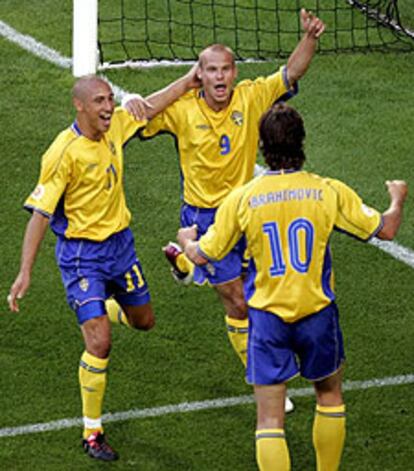 Ljunberg (en el centro) celebra su gol junto a Larsson (derecha) e Ibrahimovic (de espaldas).