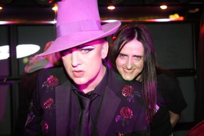 Silvia Prada, organizadora de las fiestas 'Who's the boss' en el Cabaret Berlin, en cabina junto a Boy George