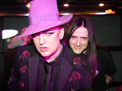 Silvia Prada, organizadora de las fiestas 'Who's the boss' en el Cabaret Berlin, en cabina junto a Boy George