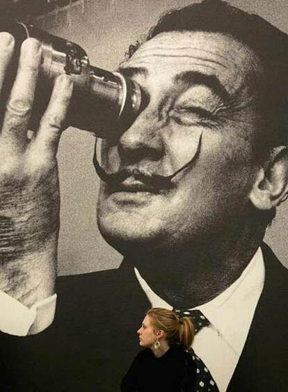 Fotografía de Dalí en la exposición sobre el artista en Londres.