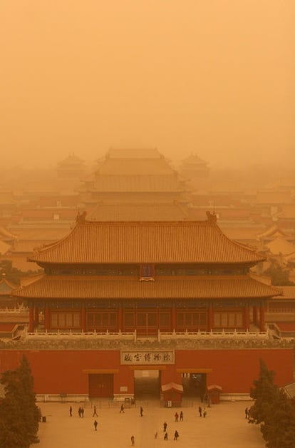 El Palacio Imperial prácticamente oculto por la densa tormenta de arena del desierto del Gobi que ha llevado a la capital china potentes vientos y toneladas de tierra amarilla.