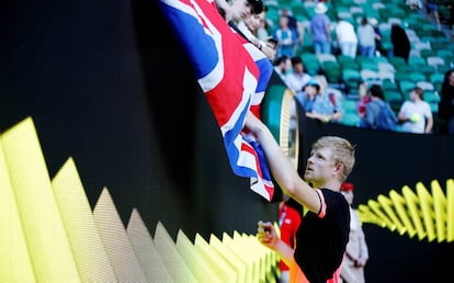 Edmund firma una bandera británica en la pista central de Melbourne.