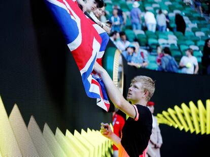 Edmund firma una bandera británica en la pista central de Melbourne.