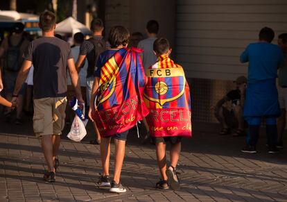 Aficionados del Barcelona en las inmediaciones del Bernabéu.