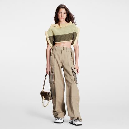 Louis Vuitton nos deja un pantalón cargo perfecto para conseguir un estilo urbano e informal gracias a sus bolsillos XL con textura y sus largas correas.

2.580€