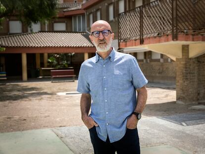 Vicent Mañes, presidente de la federación de directores de centros educativos de infantil y primaria Fedeip, frente al colegio público de Catarroja (Valencia) del que es director.