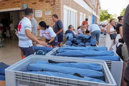 Desalojados por el incendio de Tarifa siendo atendidos por miembros de la Cruz Roja, este martes.