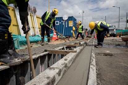 Trabajadores en la construcción del metro de Bogotá, Colombia