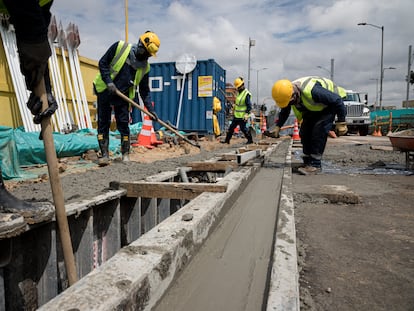 Un grupo de obreros trabaja en la construcción de la primera línea de metro de Bogotá (Colombia), en junio de 2023.