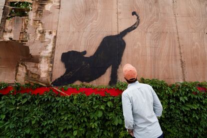 Un hombre observa la silueta de un gato dibujada por Banksy en Londres el pasado 10 de agosto.