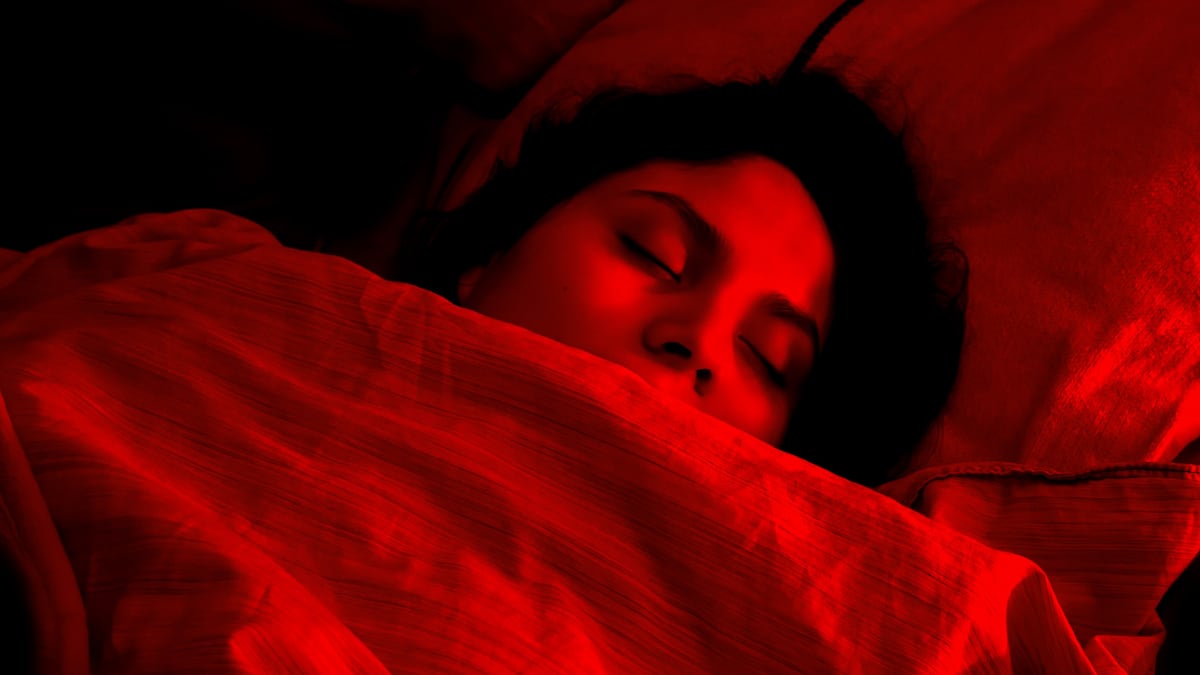 Con tres modos de iluminación, esta luz roja para dormir se puede encontrar en Amazon. 