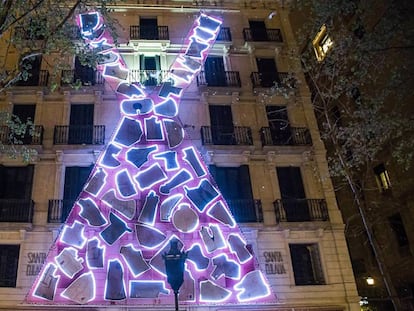 Vestido de luces de neón, obra de Miralda.