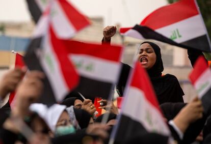 Una manifestante participa en una marcha en el centro de la ciudad  de Basora (Irak).