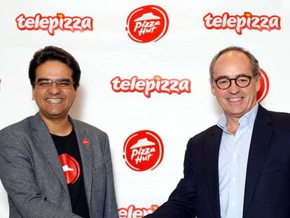 Milind Pant (izquierda), presidente de Pizza Hut International y Pablo Juantegui, presidente ejecutivo y CEO de Grupo Telepizza (derecha).