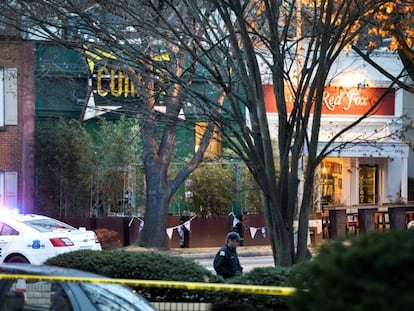 Cord&oacute;n policial ante el restaurante Comet, atacado tras la oleada de noticias falsas 