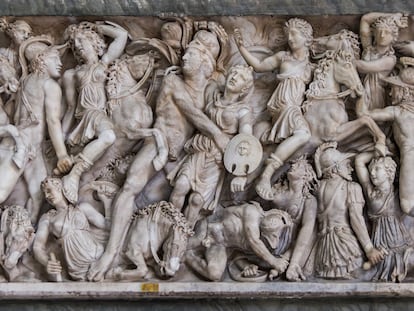 Escena de lucha entre griegos y amazonas con Aquiles y Pentesilea en el centro, en un sarcófago romano.