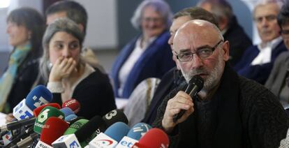 Michele Berhocohirigoin (d), durante la rueda de prensa que han ofrecido en Bayona los mediadores implicados en el desarme de ETA.