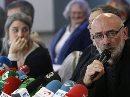 Michele Berhocohirigoin (d), durante la rueda de prensa que han ofrecido en Bayona los mediadores implicados en el desarme de ETA.