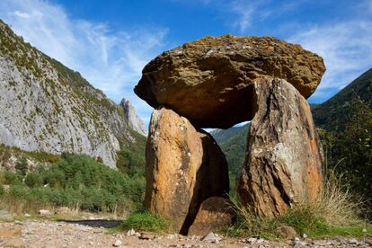 Dolmen de Santa Elena en Biescas, en el valle de Tena (Huesca).