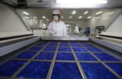 Un empleado en una planta de paneles solares en China.