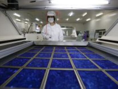 Un empleado en una f&aacute;brica de paneles solares en China. REUTERS/William Hong