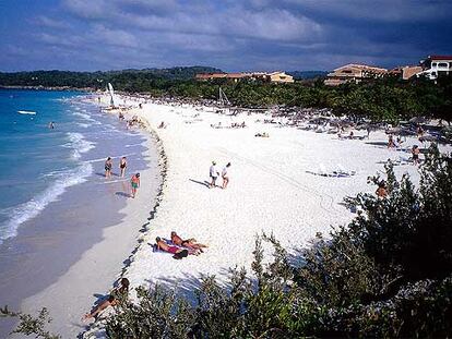 Una semana de estancia todo incluido en un hotel Sol Meliá en Playa Esmeralda, en Holguín (Cuba), cuesta para Semana Santa 590 euros (no incluye los vuelos).