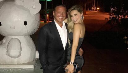 En la imagen Luis Miguel y la presentadora Desiree Ortiz.