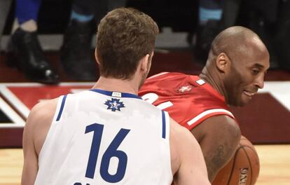 Pau Gasol y Kobe Bryant, en un All Star en 2016.