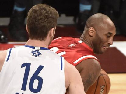 Pau Gasol y Kobe Bryant, en un All Star en 2016.