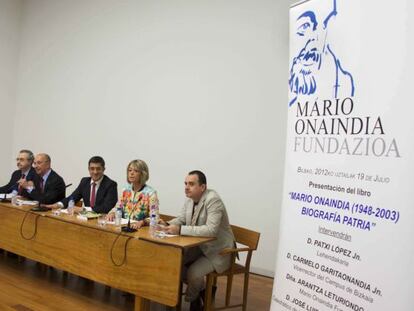 López, en el centro de la imagen, durante la presentación de la biografía sobre Mario Onaindia.
